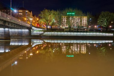 TURKU, FINLAND - 01 Ocak 2021: Turku, Finlandiya 'da Gece Nehri Aura Aurajoki.