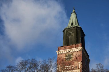 Turku, Finlandiya 'daki katedral mavi gökyüzüne karşı. Boşluğu kopyala.