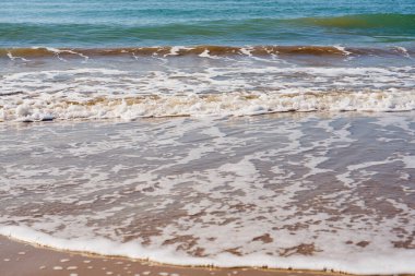 Kumsalda köpüklü dalgalar. Boşluğu kopyala.