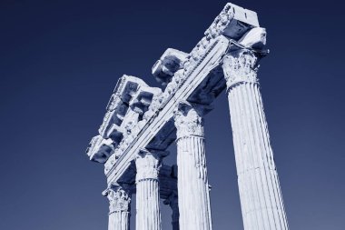 Alacakaranlıkta Türkiye, Sid 'deki Apollo Sarayı harabeleri. Boşluğu kopyala.