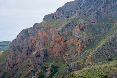 Uçurumun yamacı bulutlu bir gökyüzüne karşı bir arka plan gibi. Boşluğu kopyala.