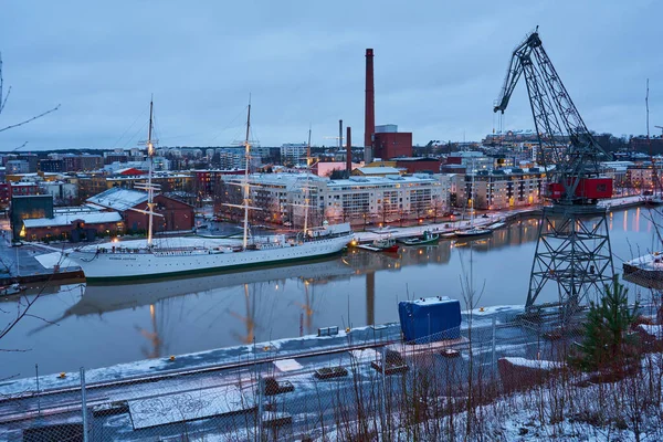 TURKU, FINLAND - 01 Ocak 2021: Alacakaranlıktaki Aura Nehri manzarası. Boşluğu kopyala.