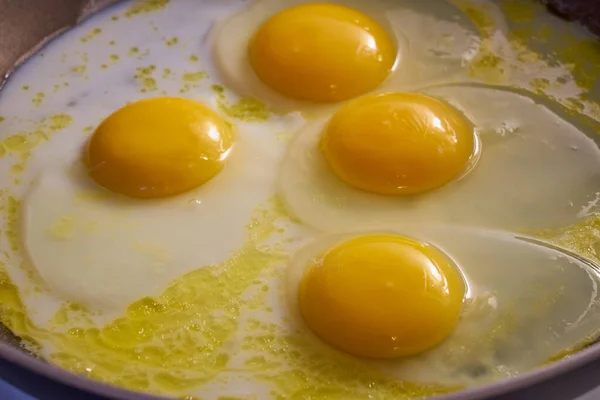 Tavada dört yumurta kızarttım. Yiyecek konsepti.