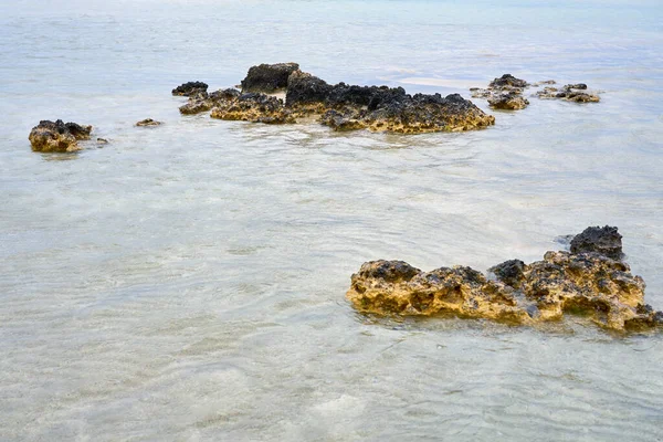 Girit 'te tropikal bir plajda kayalar. Boşluğu kopyala.