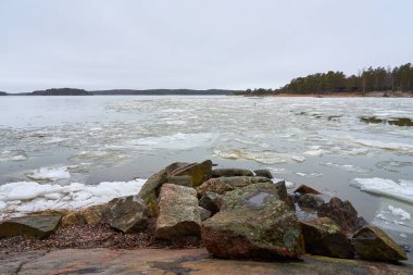 Donmuş denizin kayalık kıyısındaki taşlar. Boşluğu kopyala.