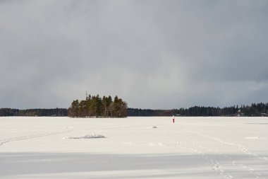 Göl buz ve karla kaplı..