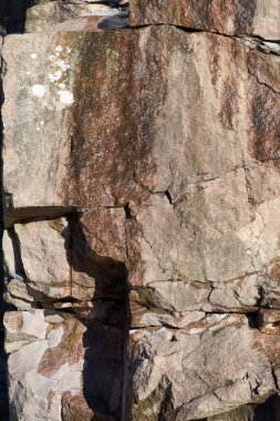 Baharda güneşin altındaki granit kayaları doğal bir arka plan olarak..