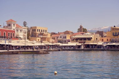 CHANIA, GREECE - 26.05.2019: Yaz mevsimi boyunca Girit, Chania 'nın güneşli limanı