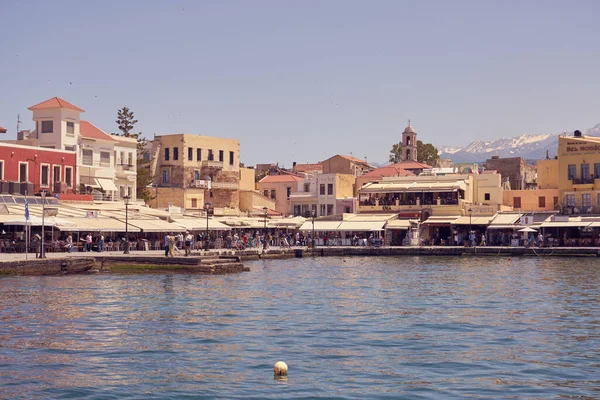CHANIA, GREECE - 26.05.2019: Yaz mevsimi boyunca Girit, Chania 'nın güneşli limanı