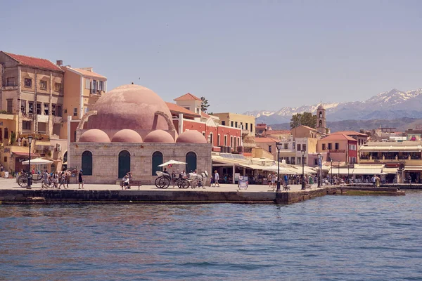 CHANIA, GREECE - 26.05.2019: Yaz mevsimi boyunca Girit, Chania 'nın güneşli limanı