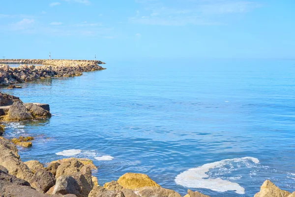 Kuzey Girit 'in taştan kıyıları güneşli bir günde. Tatil kavramı.