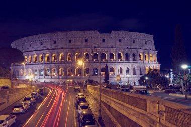 Roma, İtalya - 16 Temmuz 2017: Kolezyum veya Kolezyum Flavian Amfitiyatrosu ve İtalya 'nın en büyük arenası.