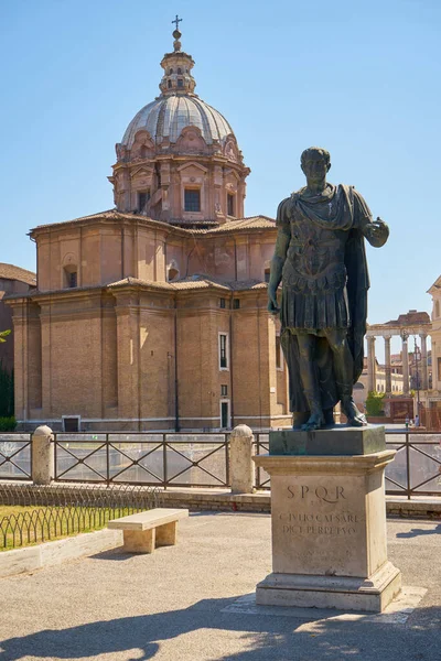 Roma 'da güneş ışığında Sezar heykeli.