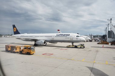 Münih, Almanya - 14 Temmuz 2017: Lufthansa uçağı Münih havaalanında.