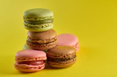 Pasta makaronu sarı arkaplan aromalı badem kurabiyeleri pastel renkler ve metin için boşluk.