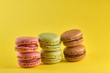 Pasta makaronu sarı arkaplan aromalı badem kurabiyeleri pastel renkler ve metin için boşluk.