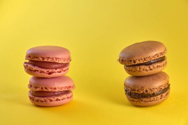 Pasta makaronu sarı arkaplan aromalı badem kurabiyeleri pastel renkler ve metin için boşluk.