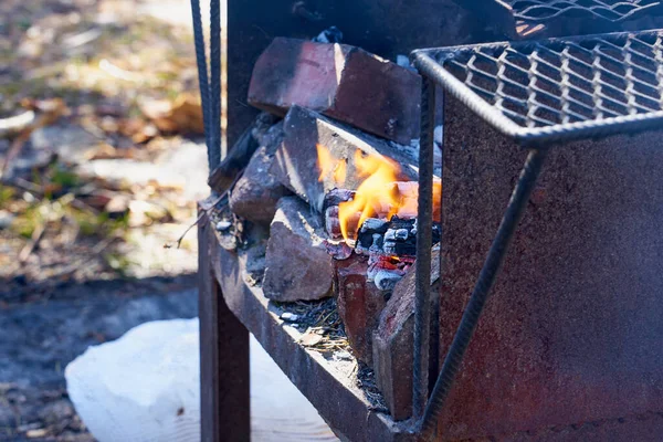 Fire Rusty Vintage Grill Outdoor Blurred Background — ストック写真