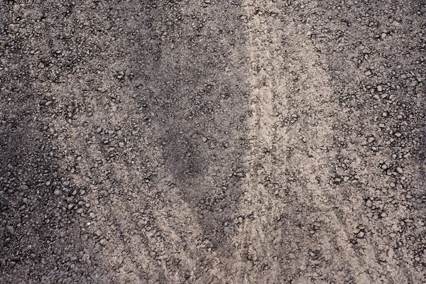 新しいアスファルト上の車のタイヤの痕跡 — ストック写真