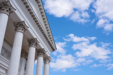 Helsinki 'deki katedralin sütunları mavi gökyüzüne karşı