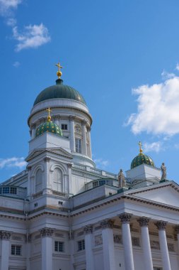 Helsinki 'deki katedralin kuleleri mavi gökyüzüne karşı.