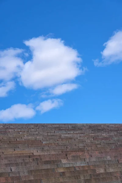 Granitschritte Gegen Den Blauen Himmel Mit Wolken — Stockfoto