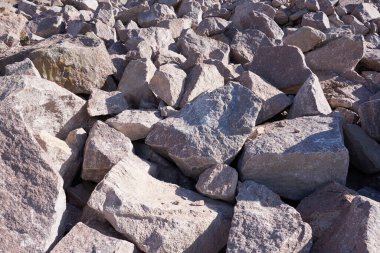 Arkaplan olarak taş ocağındaki granit taşlar.