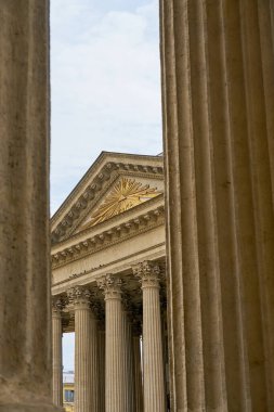 St. Petersburg 'daki Kazan Katedrali' nin sütunları mimari arka plan olarak kullanılıyor..