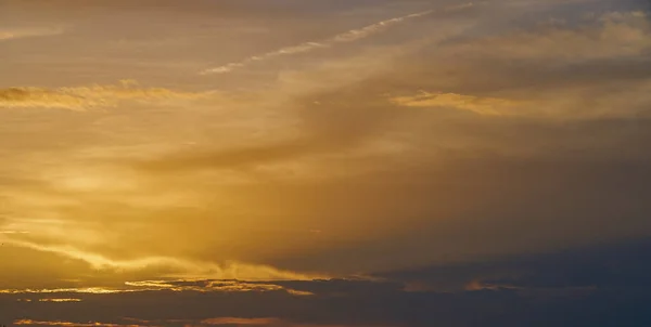 Cielo nublado colorido en la puesta de sol como fondo natural. — Foto de Stock