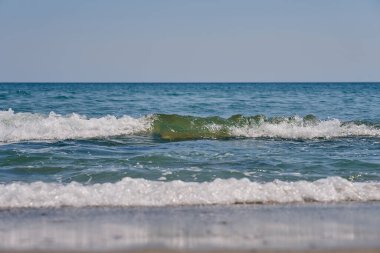 Girit 'teki Ege kıyılarında köpüklü dalgalar