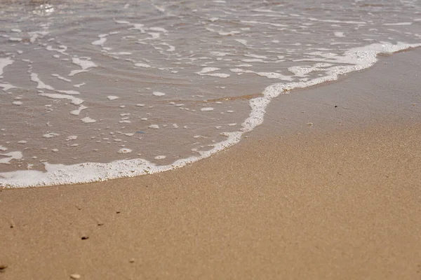 Trópusi Homokos Strand Hullámokkal Habbal — Stock Fotó