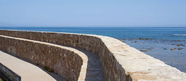 Açık Mavi Gökyüzü Bulanık Denizi Olan Eski Bir Duvar — Stok fotoğraf