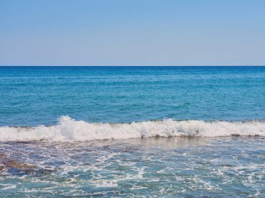 Girit 'teki Ege kıyılarında köpüklü dalgalar