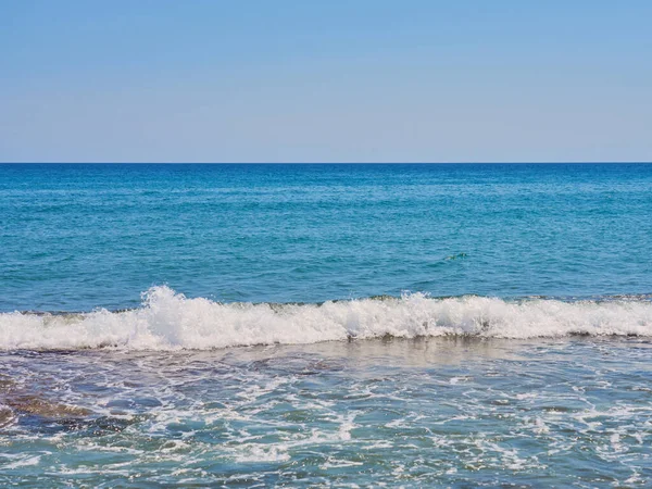 Girit 'teki Ege kıyılarında köpüklü dalgalar