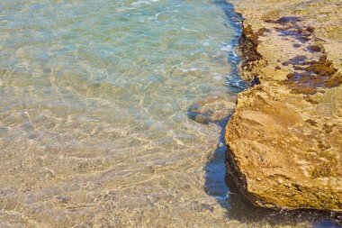 Girit 'teki tropikal kumlu plajda temiz suyun yüzeyi