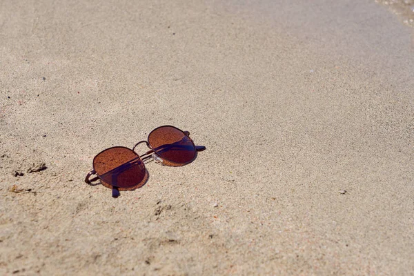 Óculos Sol Areia Para Conceito Férias Verão — Fotografia de Stock