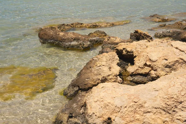 Oberfläche Aus Klarem Wasser Tropischen Sandstrand Mit Steinen Auf Kreta — Stockfoto