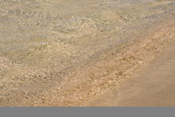 Tiszta Hullámok Színes Homok Trópusi Homokos Strandon Krétán Görögország — Stock Fotó