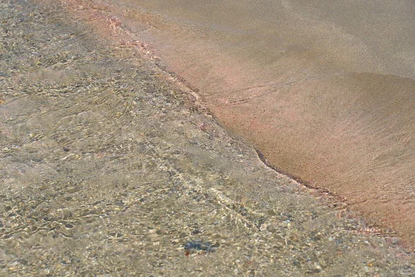 克里特岛热带沙滩上清澈的海浪和五彩斑斓的沙滩 — 图库照片