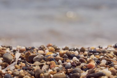Ege Denizi 'ndeki Girit kıyısındaki çakıl taşı plajı.