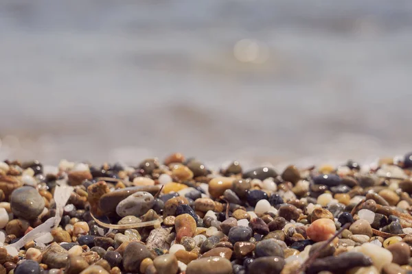 Ege Denizi 'ndeki Girit kıyısındaki çakıl taşı plajı.