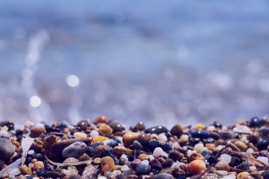 Ege Denizi 'ndeki Girit kıyısındaki çakıl taşı plajı..