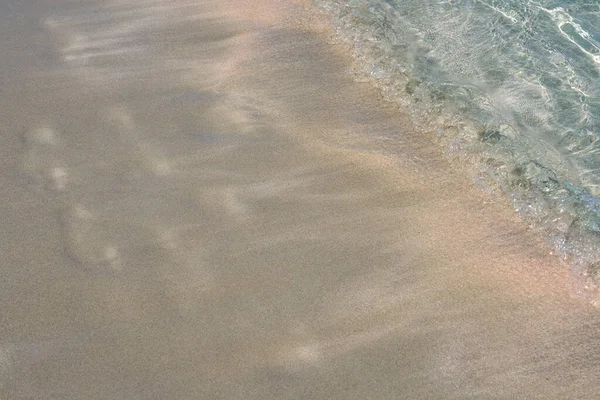 Čiré vlny a barevný písek na tropické písečné pláži na Krétě Řecko. — Stock fotografie