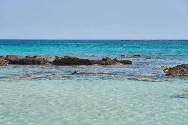 Поверхность Чистой Воды Тропическом Песчаном Пляже Камнями Крите Греция — стоковое фото