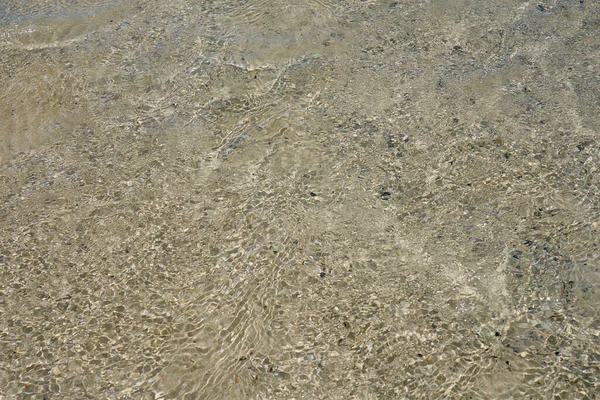 Oberfläche des klaren Wassers am tropischen Sandstrand auf Kreta Griechenland. — Stockfoto