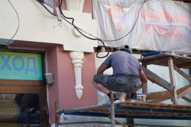 Nizhny Novgorod, Rusya, 16 Haziran 2021: Binanın yeniden inşası üzerinde çalışan bir adam