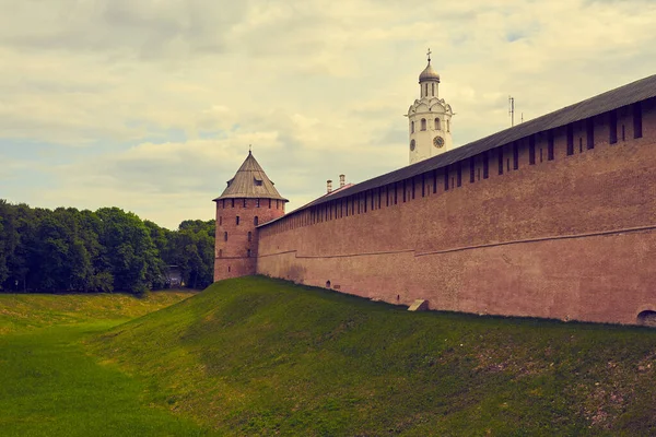 Paredes de tijolos do Kremlin em Novgorod. — Fotografia de Stock