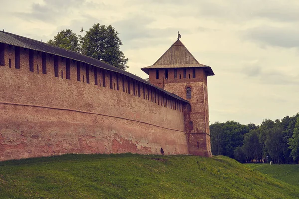 Ziegelmauern des Kreml in Nowgorod. — Stockfoto