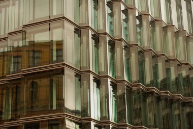 Eski binanın yansıması olan modern cam bina.