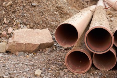 İnşaat alanında yeni su boruları.